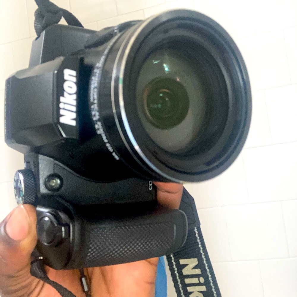Nikon camera it does have a charger it have new battery so it works..